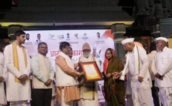 सांस्कृतिक कार्यमंत्री सुधीर मुनगंटीवार यांच्या हस्ते ज्ञानोबा-तुकाराम पुरस्काराचे वितरण