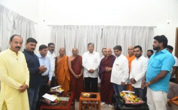 डॉ बाबासाहेब आंबेडकर यांच्या 132 व्या जयंतीनिमित्त पुणे जिल्ह्याचे पालकमंत्री चंद्रकांतदादा पाटील यांच्या हस्ते चिवरदान व धम्मदान अर्पण