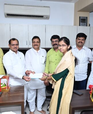 वाढदिवसा निमित्त भेट वस्तू व गुच्छ वरील खर्च गोरगरिबांच्या मदतीसाठी देऊन वाढदिवस केला साजरा