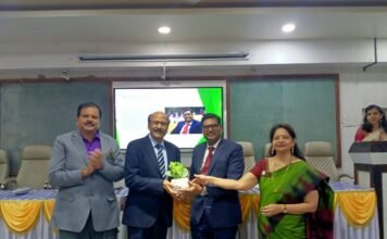 रोटरीचा “व्होकेशनल अँड सर्व्हिस एक्सलन्स अवॉर्ड” प्राचार्य संजय खरात यांना प्रदान