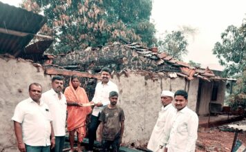 नेत्यांच्या वाढदिवसाच्या बॅनरचा खर्च कमी करून जाळीतग्रस्त कुटुंबाच्या घराला मदत