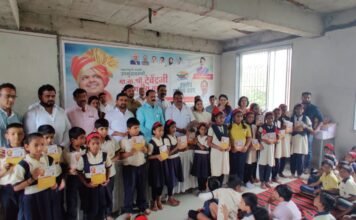 बावधन येथे माजी नगरसेवक दिलीप वेडे पाटील यांच्या वतीने शालेय वस्तूंचे वाटप