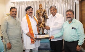 राष्ट्रवादीचे शहराध्यक्ष दीपक मानकर यांचे नियुक्ती झाल्याबद्दल पालकमंत्री चंद्रकांत पाटील यांच्याकडून विशेष सत्कार