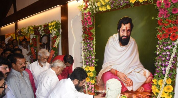 गुरुपौर्णिमेनिमित्त मुख्यमंत्री एकनाथ शिंदे यांनी केले आनंद दिघे यांच्या प्रतिमेचे पूजन
