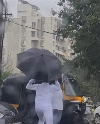 पुण्यात अजितदादा समर्थकांकडून रिक्षा चालकाला मारहाण; अशी समाजसेवा नको बाबा..