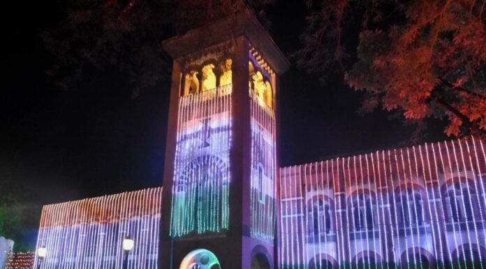स्वातंत्र्यदिनाच्या पूर्वसंध्येला पुण्यातील विधानभवन येथे केलेली आकर्षक विद्युत रोषणाई