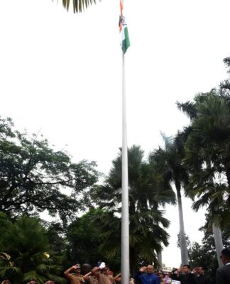 स्वातंत्र्यदिनी राज्यपाल रमेश बैस यांच्या हस्ते ध्वजारोहण