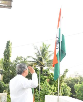 घरोघरी ‘तिरंगा’ उपक्रमांतर्गत पालकमंत्री चंद्रकांतदादा पाटील यांनी निवासस्थानी उभारला राष्ट्रध्वज