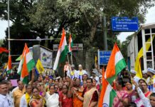 पुण्यामध्ये कष्टकरी महिलांच्या हस्ते ध्वजारोहण व भव्य तिरंगा रॅली द्वारे सामाजिक संदेश देत आम आदमी पार्टीच्यावतीने स्वातंत्र्य दिन साजरा