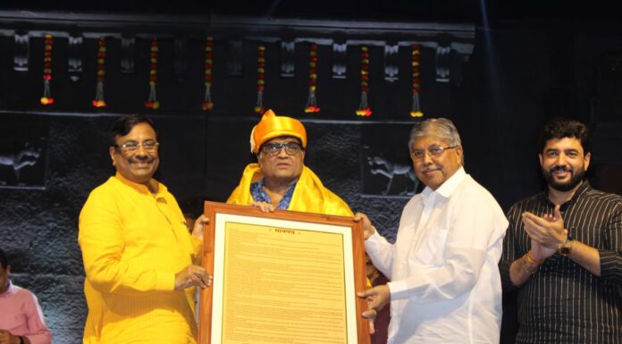 ज्येष्ठ रंगकर्मी अशोक सराफ यांना सांस्कृतिक कार्यमंत्री सुधीर मुनगंटीवार यांच्या हस्ते शिवशाहीर बाबासाहेब पुरंदरे पुरस्कार प्रदान
