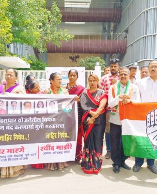 जिल्हाधिकारी कार्यालय येथे संजय गांधी निराधार योजनेतील अनियमितता निषेध आंदोलन