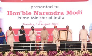 प्रधानमंत्री नरेंद्र मोदी यांना लोकमान्य टिळक राष्ट्रीय पुरस्कार प्रदान