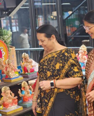 मराठी तरुणीने लंडन येथे गणेश मूर्ती विक्री स्टॉल सुरू केल्याबद्दल केले कौतुक; उपसभापती डॉ.नीलम गोऱ्हे यांनी स्टॉलला दिली भेट.