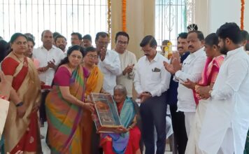 प्रामाणिक, सेवाभावी व चांगल्या कामाची समाज दखल घेतो -प्रा. डॉ. मेधा कुलकर्णी ; पांडुरंग देवालय ट्रस्टतर्फे आदर्श माता पुरस्कारांचे वितरण