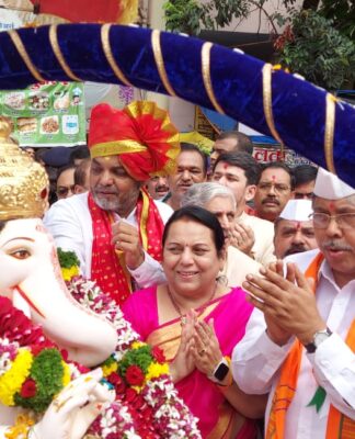 विधानपरिषद उपसभापती डॉ. नीलम गोऱ्हे व पालकमंत्री चंद्रकांत पाटील यांनी गणेश विसर्जन मिरवणुकीदरम्यान घेतले मानाच्या गणपतीचे दर्शन…