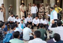 एन एस यु आय चे सावित्रीबाई फुले पुणे विद्यापीठ येथे आंदोलन