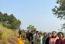 मॉडर्न महाविद्यालय गणेशखिंडच्या रा.से.यो.च्या विद्यार्थ्यांनी नवरात्रीत संकलित केले ६२८ किलो निर्माल्याचे झाडांना खत मिळणार