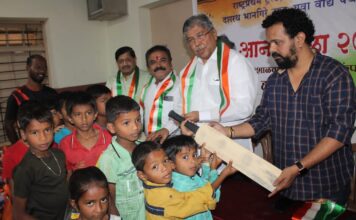 नामदार चंद्रकांतदादा पाटील यांची ईशाळवाडीच्या मुलांसोबत दिवाळी साजरी