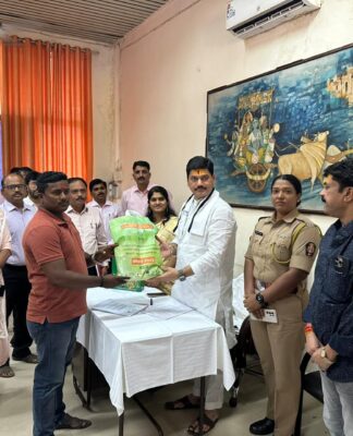 कृषिमंत्र्यांच्या संवेदनशीलतेमुळे आत्महत्याग्रस्त शेतकऱ्यांच्या कुटुंबियांच्या दुःखाचा भार झाला हलका