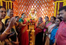 पुणे शहर राष्ट्रवादी महिला काँग्रेस कमिटीच्या वतीने स्वराज्य जननी राजमाता जिजाऊ आणि युगपुरुष स्वामी विवेकानंद यांच्या जयंतीनिमित्त पुष्पहार अर्पण