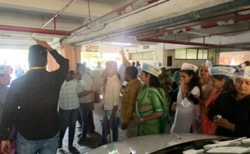 मागील दोन वर्षापासून सरकारी शाळेतील मुलींना मोफत सॅनिटरी पॅड मिळत नसल्याने महापालिकेत आप चे आंदोलन