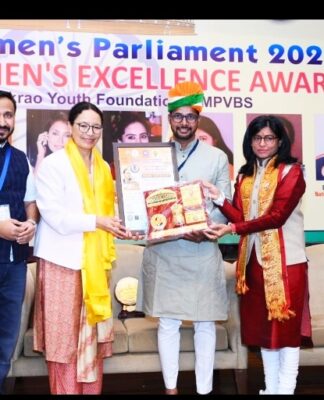 जागतिक महिला दिनानिमित्त नवी दिल्ली येथे भारत भूषण पुरस्कार व देशातील कर्तृत्ववान महिलांचा राष्ट्रीय उत्कृष्ट महिला पुरस्काराने सन्मान: औंधच्या अमोल टेंबरे यांना भारत भूषण पुरस्कार