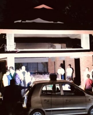 चार चाकी गाड्यांच्या उजेडात उरकावा लागला अंत्यविधी ; पाषाण स्मशानभूमी अंधारात