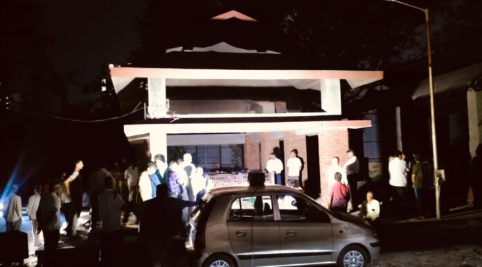 चार चाकी गाड्यांच्या उजेडात उरकावा लागला अंत्यविधी ; पाषाण स्मशानभूमी अंधारात