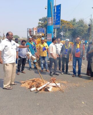 केजरीवाल यांच्या अटकेच्या निषेधार्थ आम आदमी पक्षाच्या वतीने मोदी सरकारच्या प्रतीकात्मक पुतळ्याची होळी