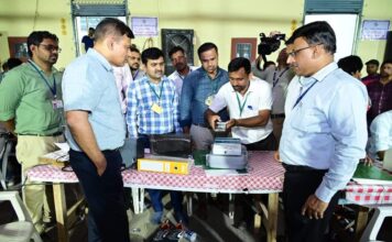 कोरेगाव पार्क येथील मतदान यंत्र वितरण केंद्राला जिल्हाधिकारी डॉ. सुहास दिवसे यांची भेट