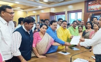 पुणे शहरातील रस्त्यांवर पावसामुळे साचलेले पाणी व ड्रेनेज लाईनची साफसफाई बाबत काँग्रेसच्या वतीने आयुक्तांना निवेदन