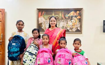 शिवराज्याभिषेकदिनी विद्यार्थिनींना शालेय साहित्य वाटप बाणेर येथील पूनम विशाल विधाते यांचा अनोखा उपक्रम