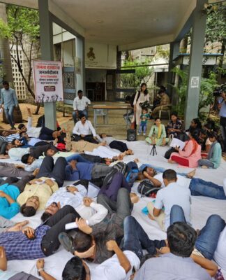 सारथी संस्थेकडे अनेक वर्षांपासून प्रलंबित असणाऱ्या मागण्या पुर्ण न झाल्यामुळे स्वराज्य पक्षाच्या वतीने आंदोलन