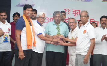 निरोगी शरीर ठेवण्यासाठी दररोज थोडा वेळ काढून योग करावा – चंद्रकांत पाटील