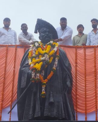 राजर्षी छत्रपती शाहू महाराज यांच्या शतकोत्तर सुवर्ण महोत्सवी जयंती निमित्त स्वराज्य पक्षाचा वतीनेविनम्र अभिवादन