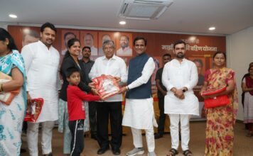 कोथरूड मध्ये उपमुख्यमंत्री देवेंद्र फडणवीस यांच्या वाढदिवसानिमित्त अमोल बालवडकर फाउंडेशनच्या वतीने अडीच हजार महिलांचा मेळावा