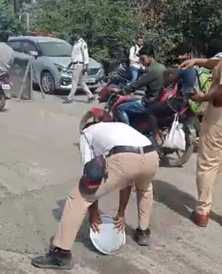 सुसगाव येथे वाहतूक व्यवस्था सुरळीत राहण्यासाठी अखेर पोलिसांनीच मुजवला रस्त्यातील खड्डा