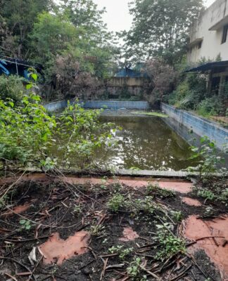 औंध येथे बंद स्विमिंग पूल मध्ये साठलेल्या पाण्यामुळे डेंग्यूच्या डासांची उत्पत्ती