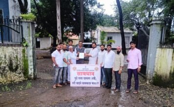 मुळशी तालुक्यात पीडब्ल्यूडी कार्यालयाच्या दारातच साठते पाणी, या विभागाकडून रस्ते दुरुस्ती अपेक्षा ठेवावी का? शिवसेना उद्धव बाळासाहेब ठाकरे पक्षाचा सवाल