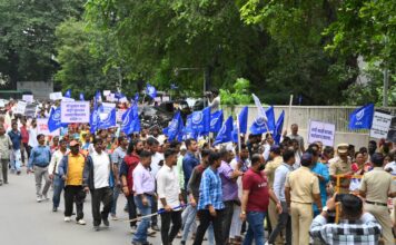 हजारोंच्या संख्येने धडकला पुरग्रस्तांचा आक्रोश मोर्चा