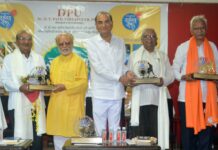 ‘विचारवंतांनी सत्तेच्या नव्हे, सत्याचा बाजूने बोलायला हवे’