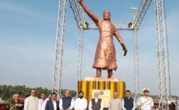 सिंधुदुर्ग जिल्ह्यातील मालवण येथील समुद्र किनाऱ्यावर छत्रपती शिवाजी महाराज यांचा उभारण्यात आलेला भव्यपुतळा सोमवारी दुपारी कोसळला