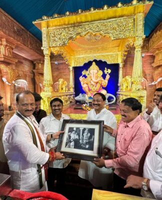 उपमुख्यमंत्री अजित पवार यांची पुण्यातील विविध सार्वजनिक गणेश मंडळाना भेट