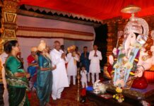 “श्री गजानन मंडळाच्या श्री गणेशाच्या चरणी ५ किलो चांदीचा हिरेजडित मुकुट अर्पण”