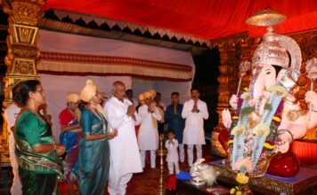 “श्री गजानन मंडळाच्या श्री गणेशाच्या चरणी ५ किलो चांदीचा हिरेजडित मुकुट अर्पण”