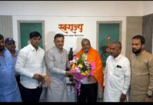 तिसऱ्या आघाडीच्या बैठकीच्या पूर्वी राजू शेट्टी, शंकरराव धोंडगे, वामनराव चटप व इतर नेत्यांनी पुण्यात ‘ स्वराज्य भवन ‘ ला दिली भेट.