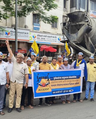 कोथरूड मधील बेकायदेशीर जड वाहतूक विरोधात कारवाई होत नसल्याने आम आदमी पार्टीचे आंदोलन; सिमेंटचे मिक्सर पकडून दिले पोलिसांच्या ताब्यात