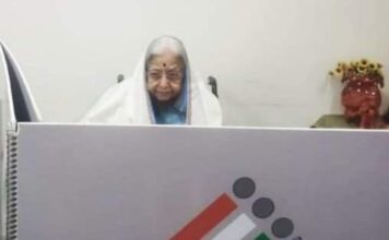 भारताच्या माजी राष्ट्रपती प्रतिभा पाटील यांनी बजावला मतदानाचा हक्क