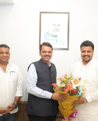 चंद्रकांत पाटील यांना बहुमताने विजयी करण्याचे आश्वासन अमोल बालवडकर यांनी उपमुख्यमंत्री देवेंद्र फडणवीसांना दिले व दीपावलीच्या शुभेच्छा व्यक्त केल्या