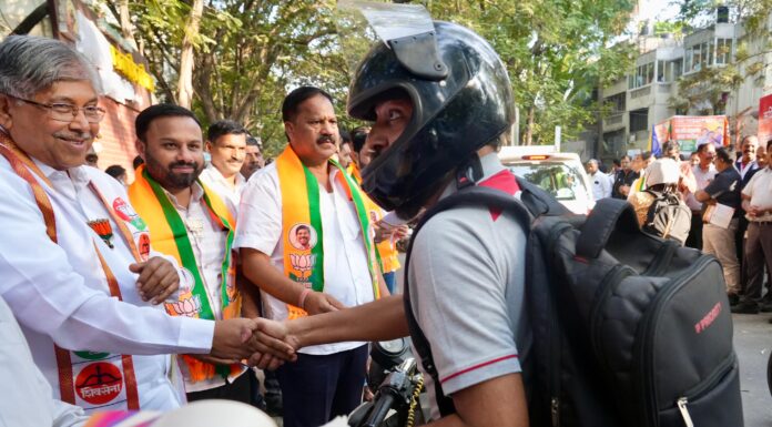 चंद्रकांतदादा पाटील यांचा कमिन्सच्या कर्मचाऱ्यांशी संवादाने प्रचाराचा समारोप